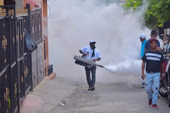 Alcandia de Haina continua el programa de fumigación