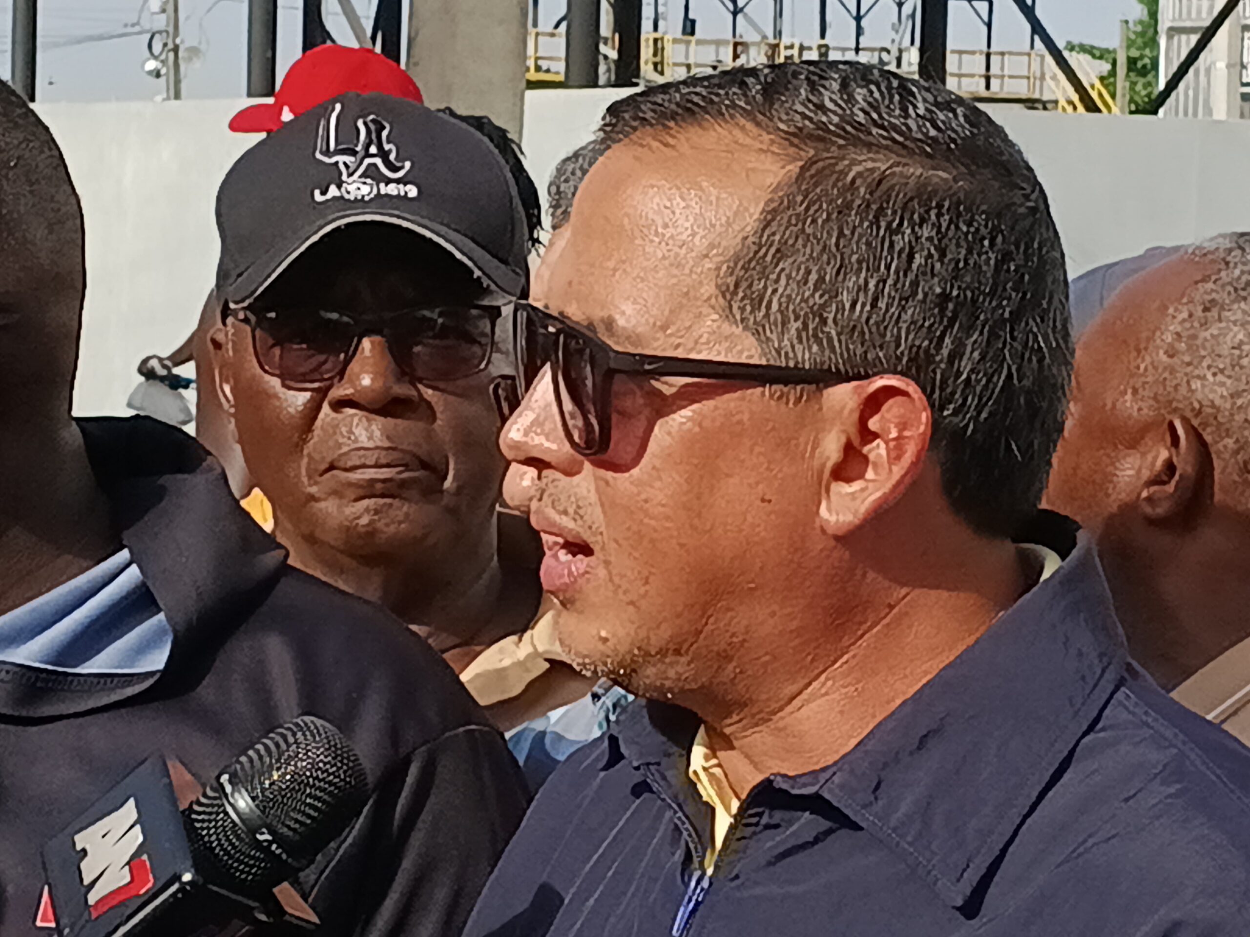 Osvaldo Rodríguez respalda protesta en defensa de los terrenos del Play Thomás Santana de Gringo